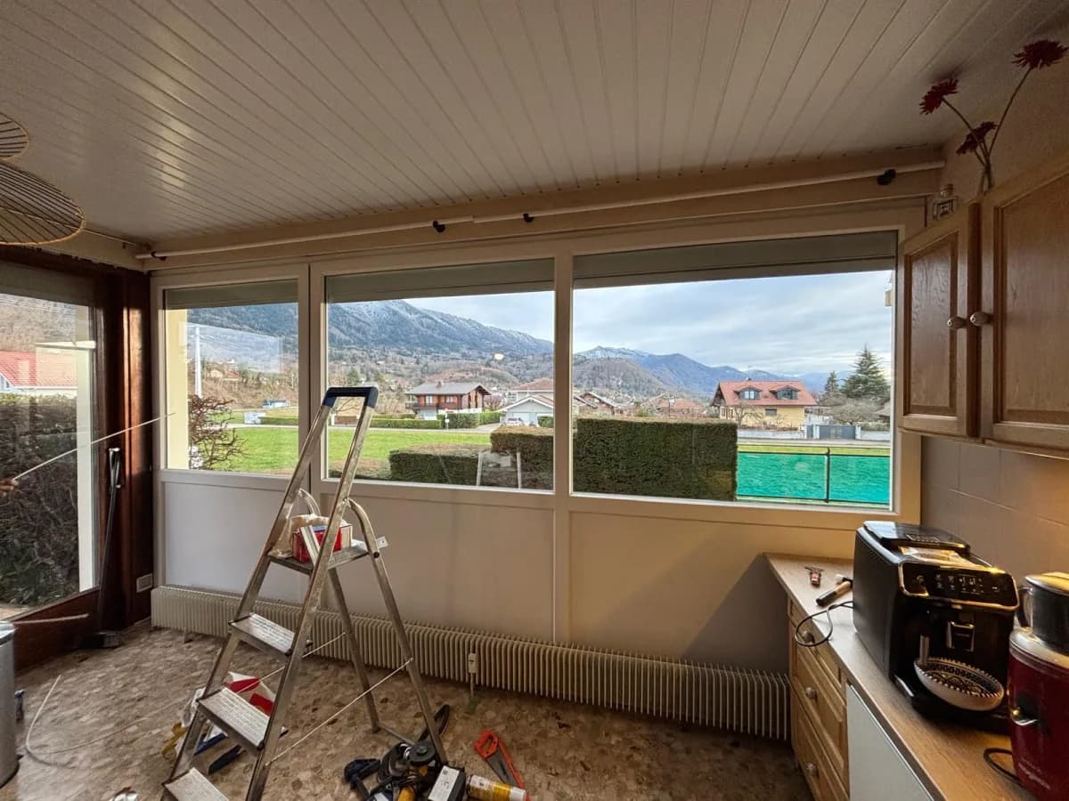 Changement de fenetres en cours dans une maison avec vue sur les montagnes du Faucigny pres de La Roche-sur-Foron