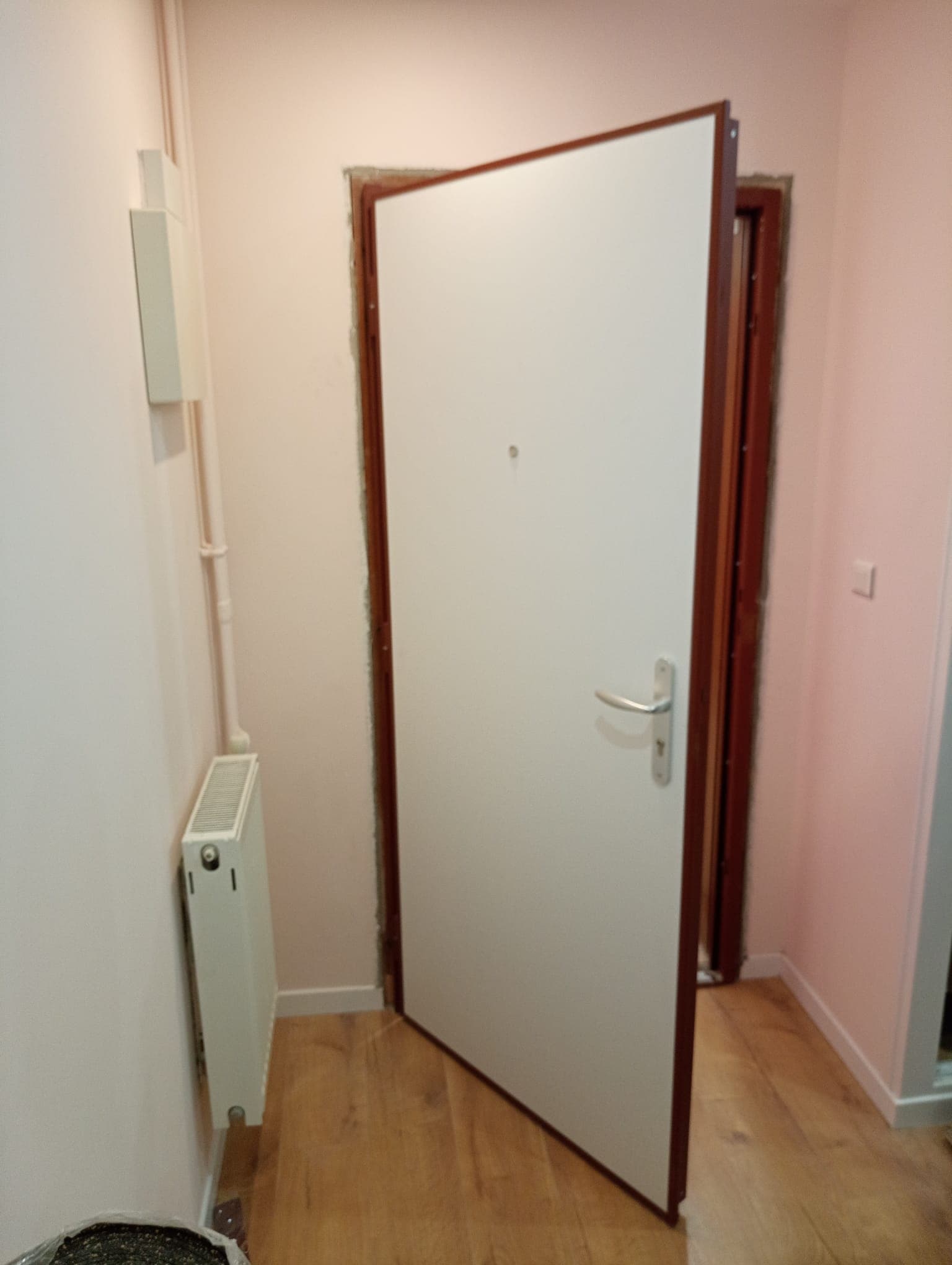 Porte d'entrée bois posée par Lagrace Fermeture