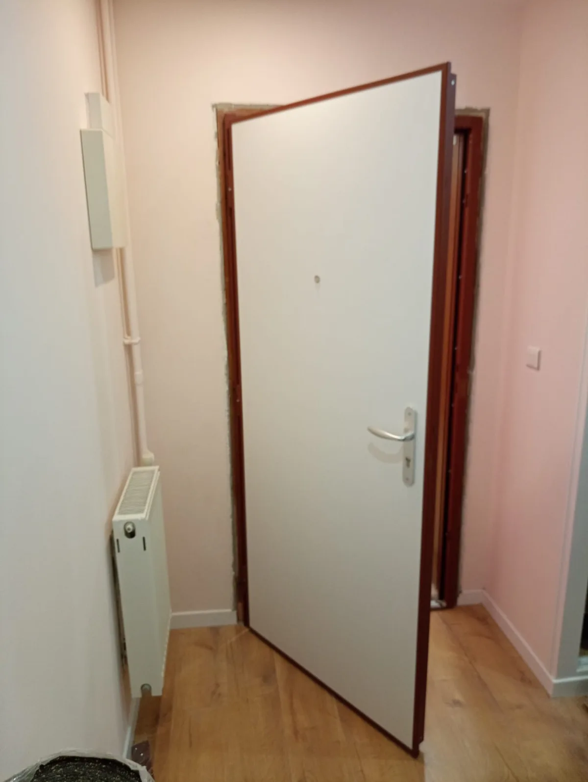 Pose de porte d'entrée par Lagrace Fermeture