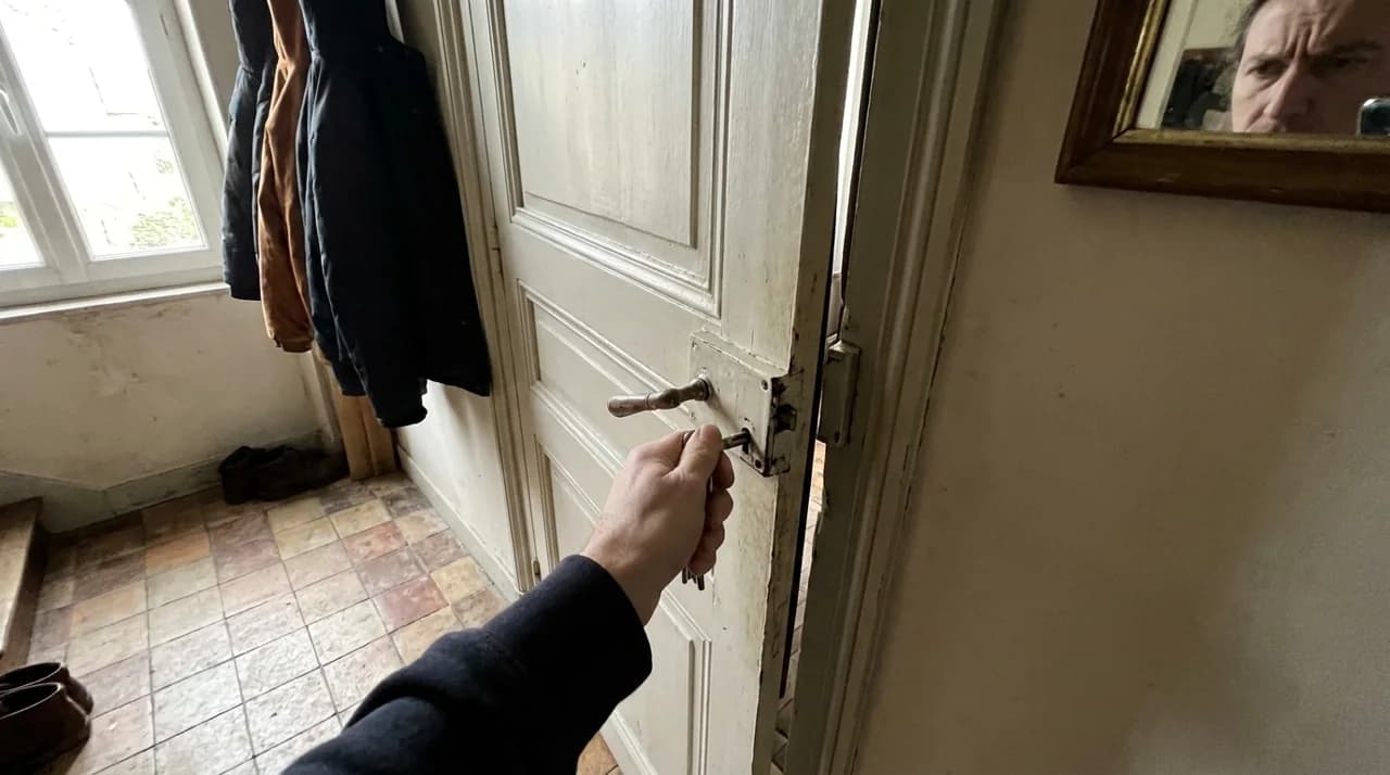 Main tournant une cle dans la serrure d une porte d entree qui ne se verrouille plus