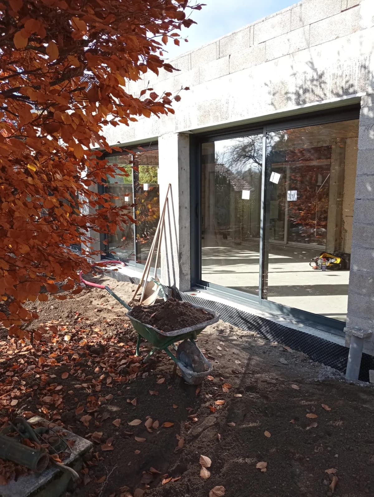 Grandes baies vitrées aluminium anthracite posées sur une construction neuve en Haute-Savoie par Lagrace Fermeture
