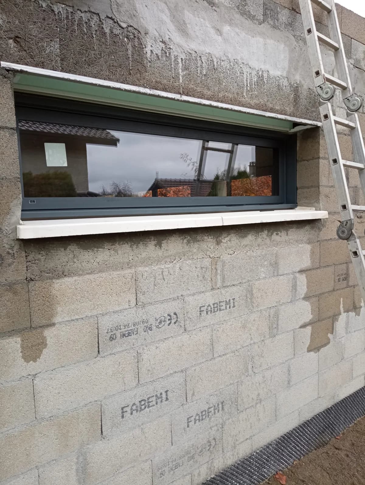 Installation d'une fenetre aluminium neuve sur un chantier de construction pres d'Evian-les-Bains